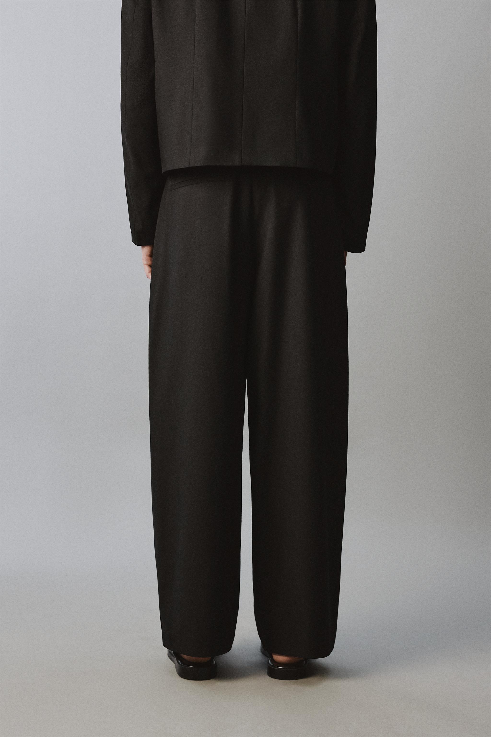 RELAXED FIT PLEATED SUIT PANTS